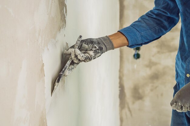 master-is-applying-white-putty-wall-smearing-by-putty-knife-room-renovating-house-daytime_247622-17541(1)